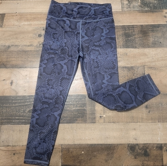 New All Fenix Navy Snake 7/8 Leggings - Picture 3 of 6